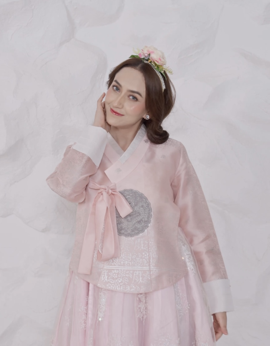 Korean hanbok makeup look